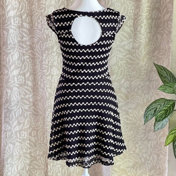 Candie's Y2K Crochet Ivory Black Geometric Pattern Cap Sleeves Mini Dress Size S - Picture 3 of 8